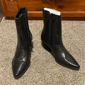 NWOB Matisse Black Croc-Embossed Ankle Boots